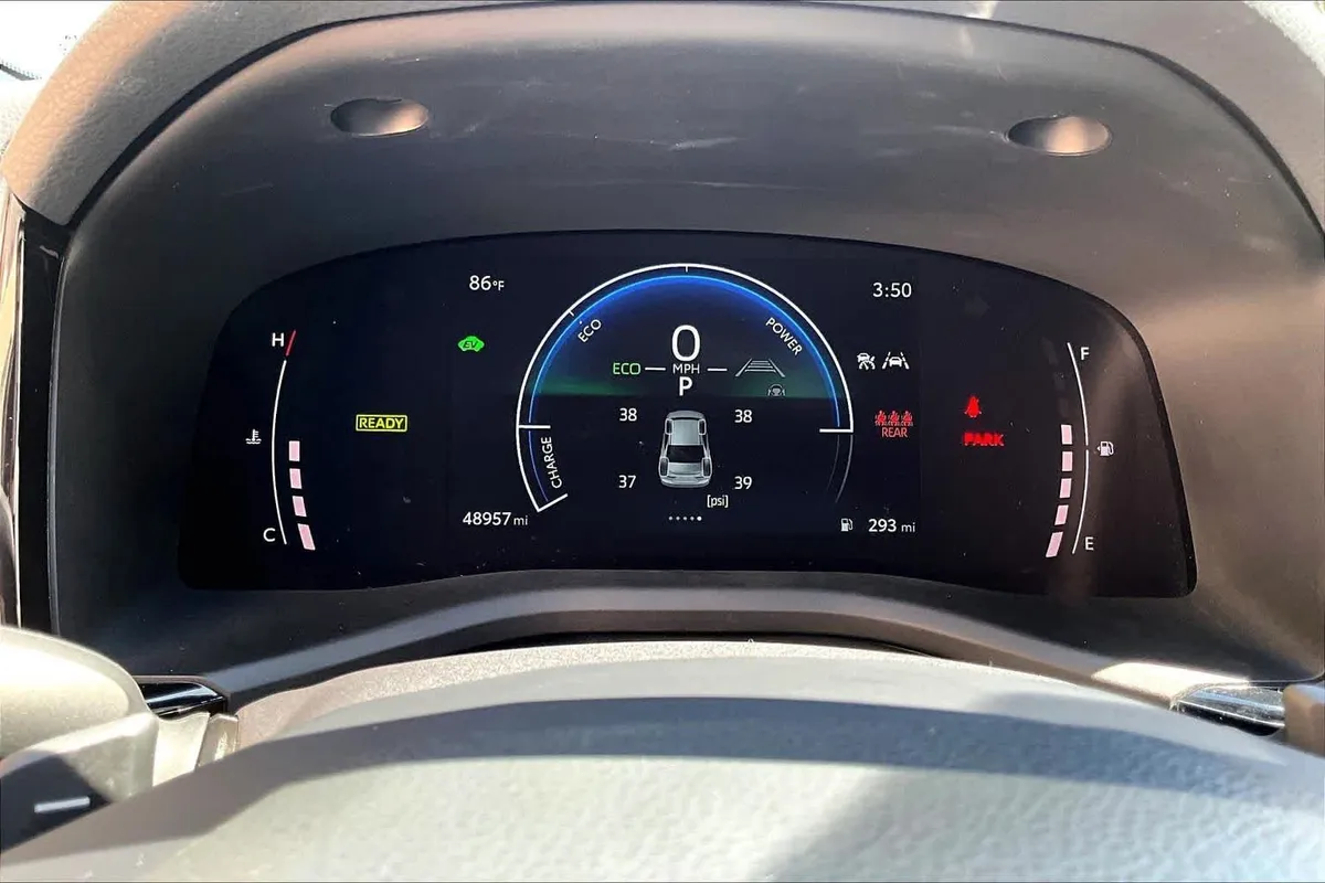 2025 Toyota Camry SE thumbnail 26