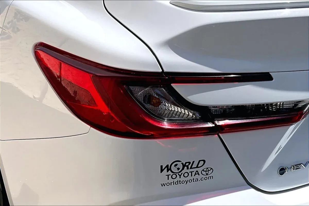 2025 Toyota Camry SE thumbnail 29