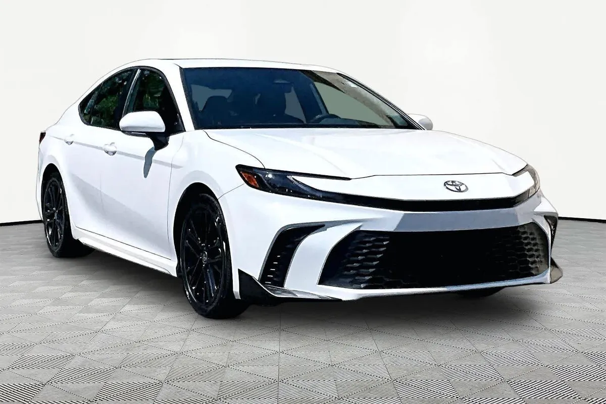 2025 Toyota Camry SE thumbnail 3