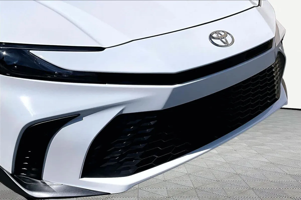 2025 Toyota Camry SE thumbnail 30