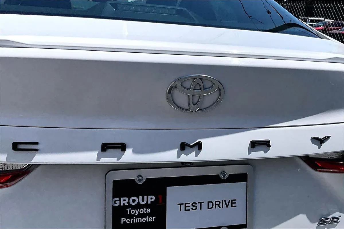 2025 Toyota Camry SE thumbnail 31