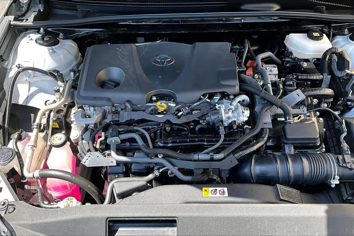 2025 Toyota Camry SE thumbnail 32