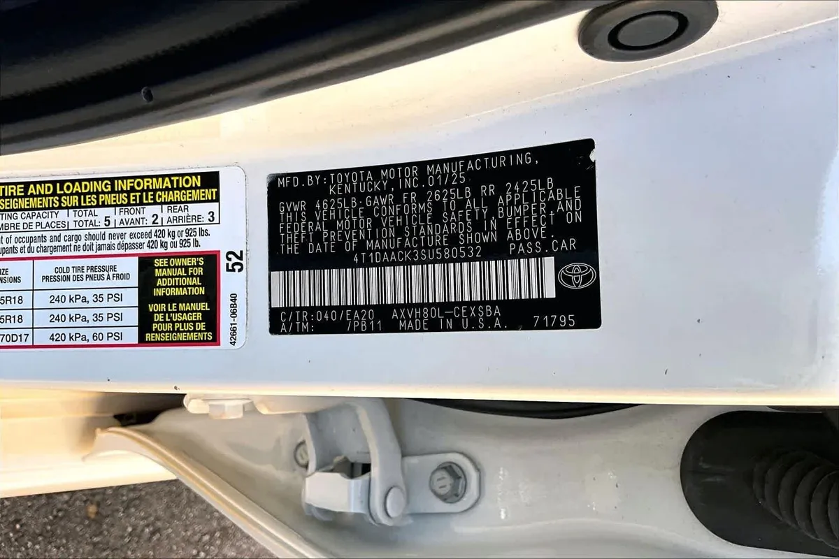 2025 Toyota Camry SE thumbnail 34