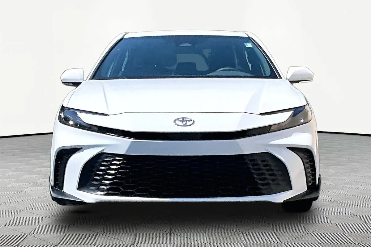 2025 Toyota Camry SE thumbnail 4