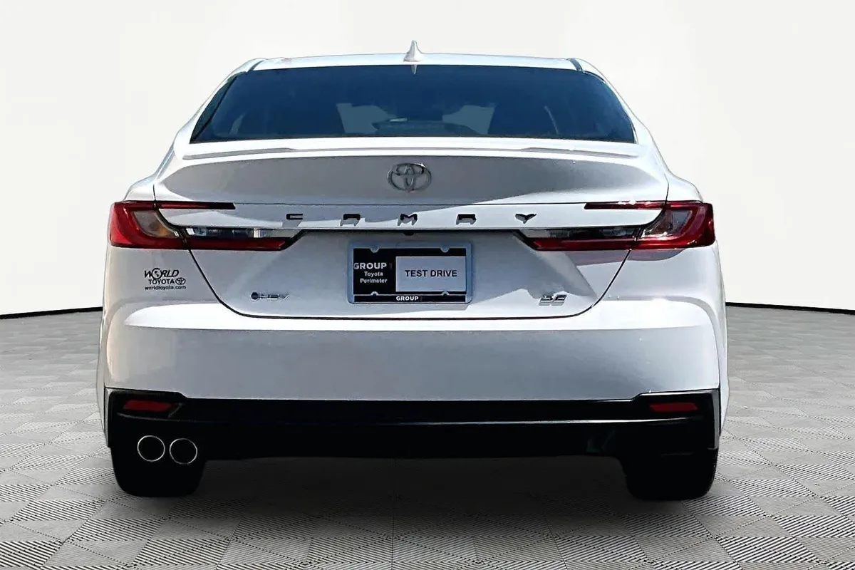 2025 Toyota Camry SE thumbnail 5