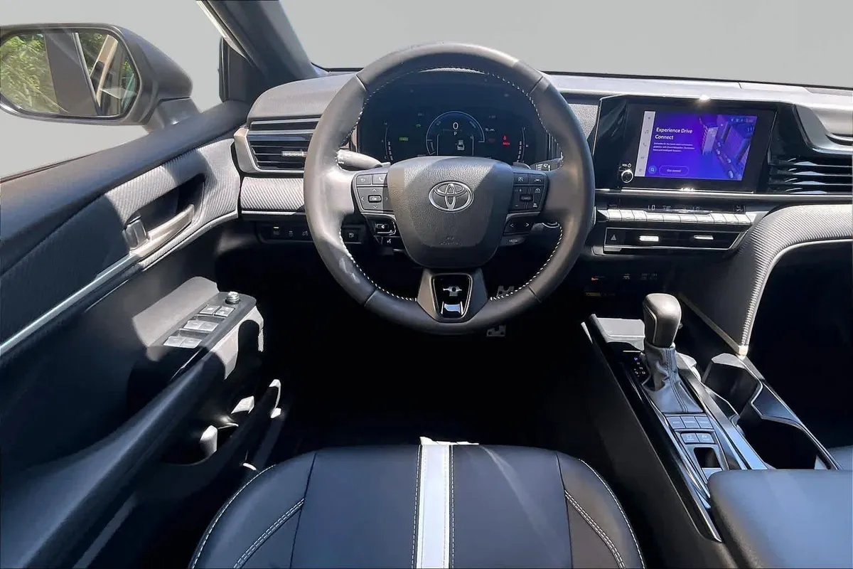 2025 Toyota Camry SE thumbnail 6