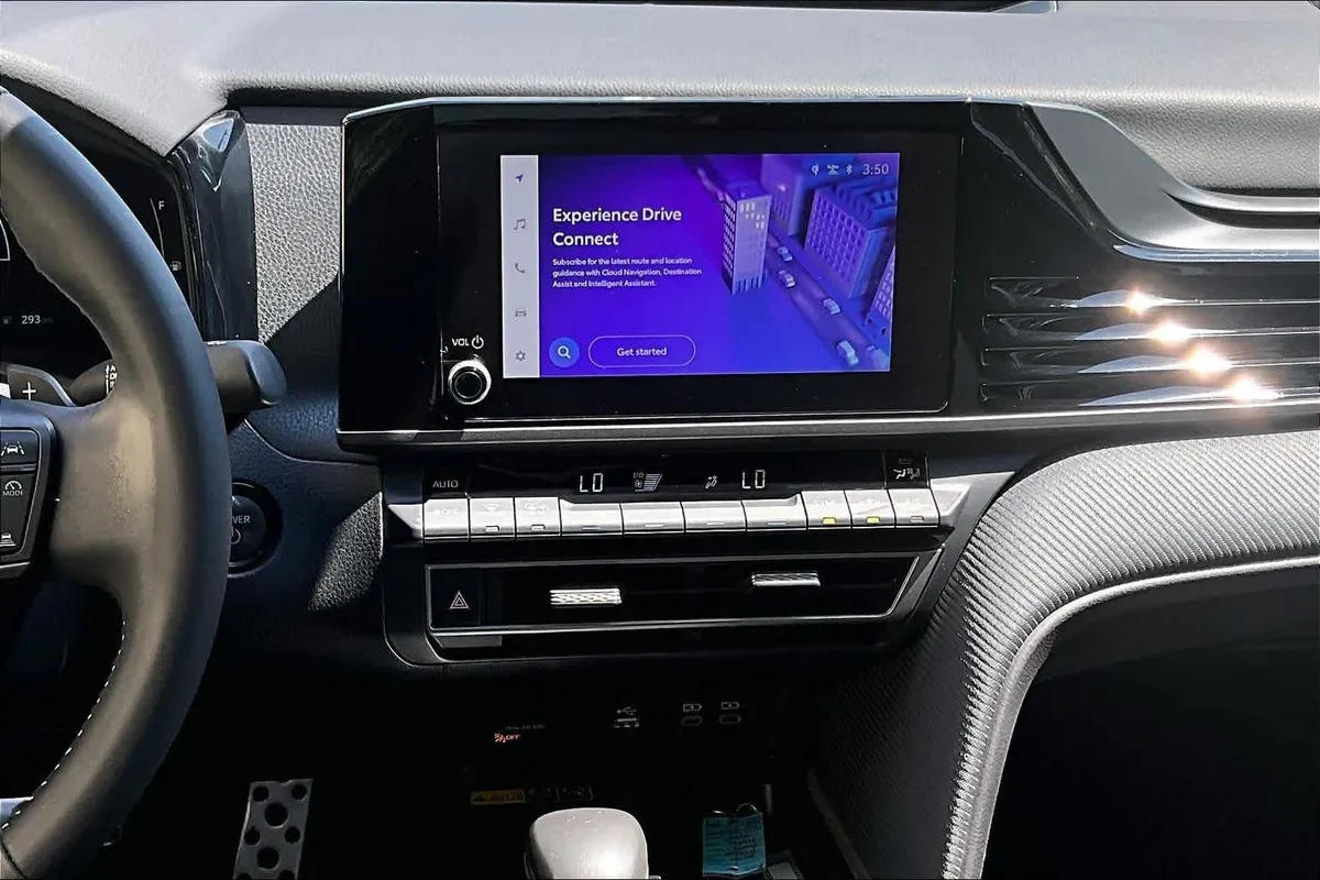 2025 Toyota Camry SE thumbnail 7