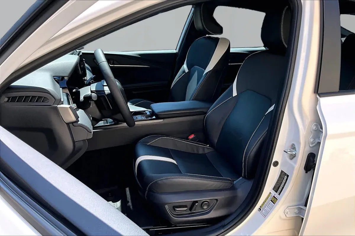 2025 Toyota Camry SE thumbnail 8