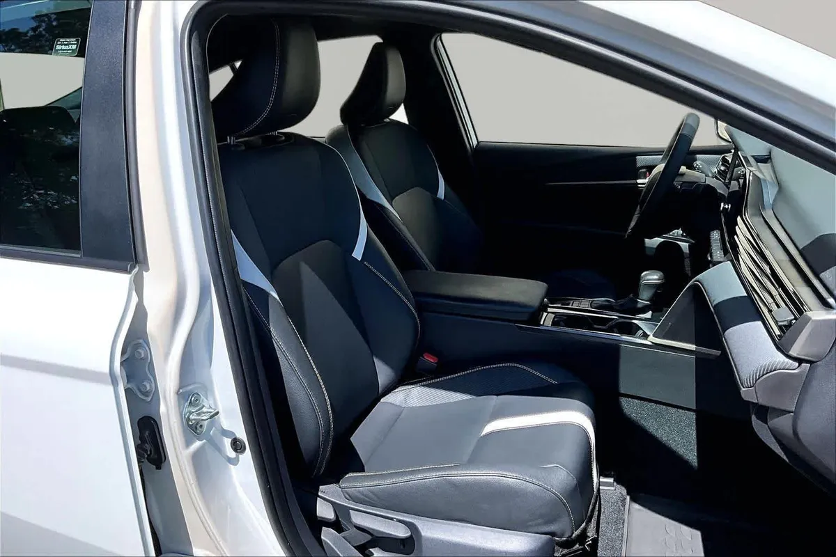 2025 Toyota Camry SE thumbnail 9