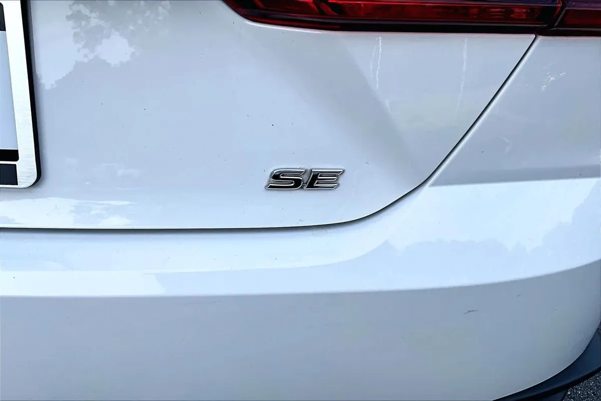 2025 Toyota Camry SE thumbnail 10