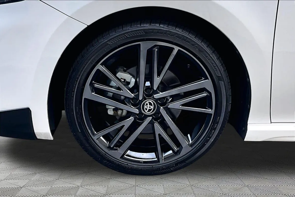 2025 Toyota Camry SE thumbnail 11