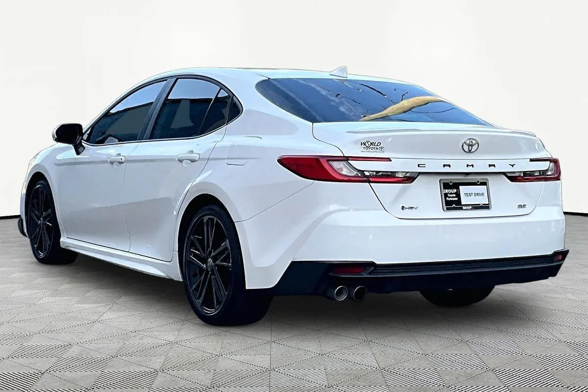 2025 Toyota Camry SE thumbnail 12