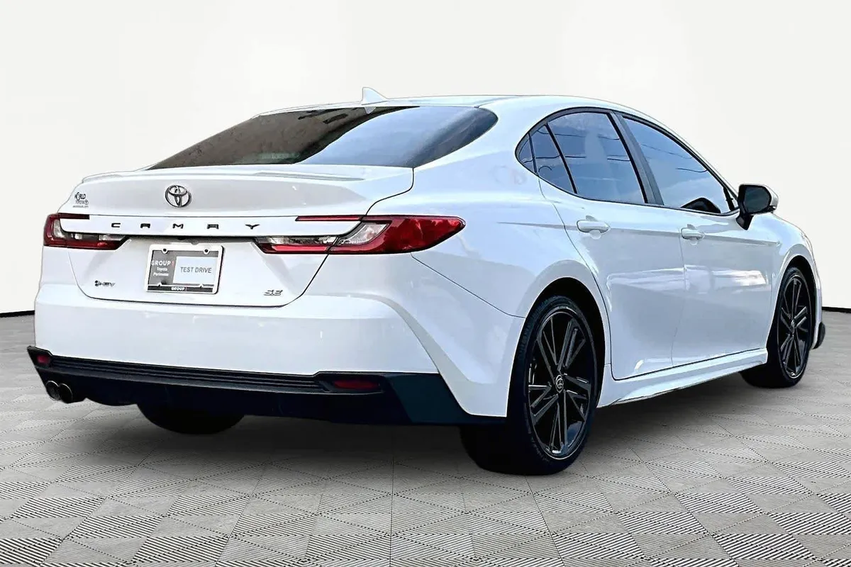 2025 Toyota Camry SE thumbnail 13