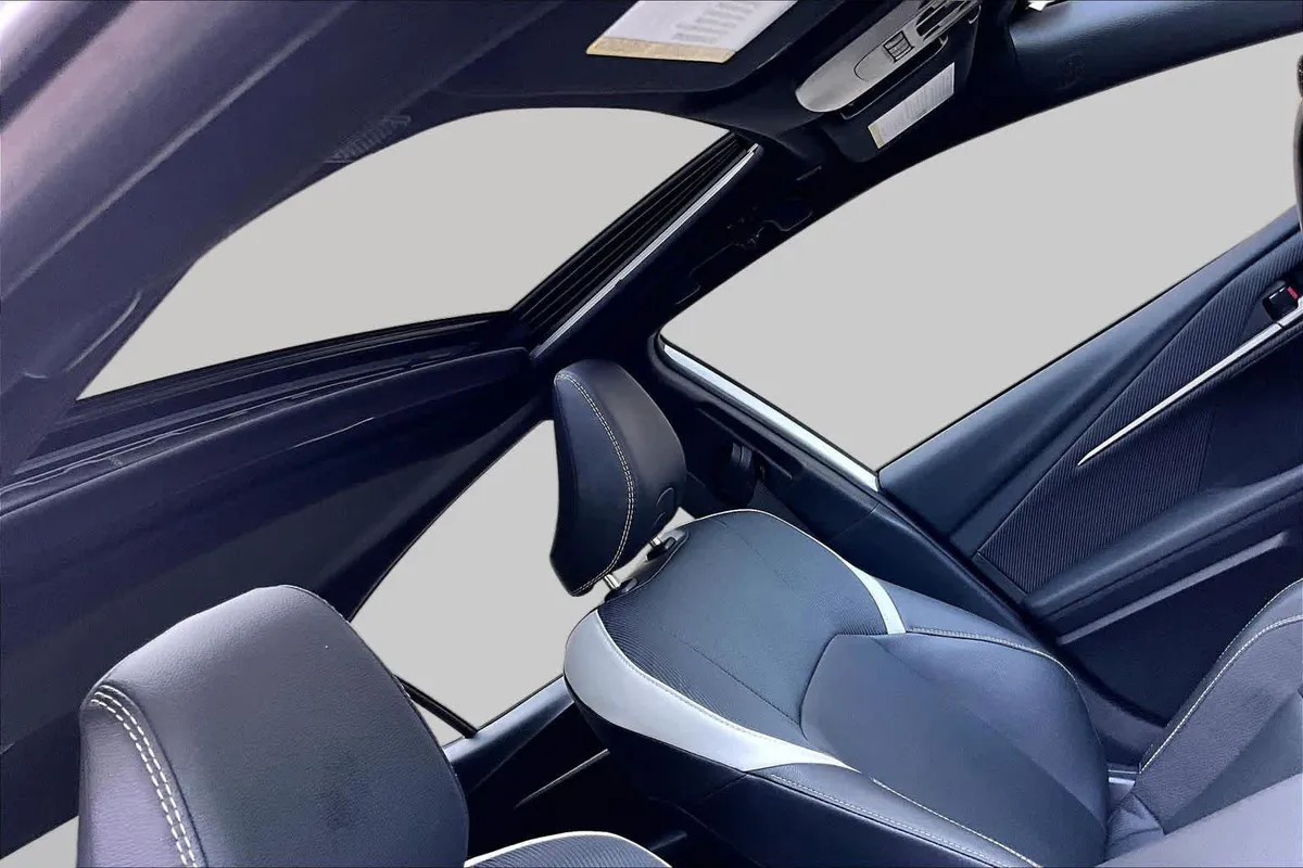 2025 Toyota Camry SE thumbnail 14