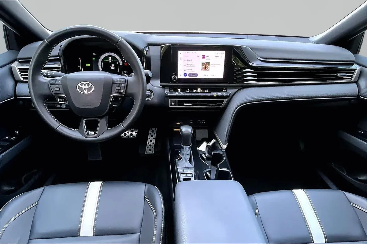 2025 Toyota Camry SE thumbnail 16
