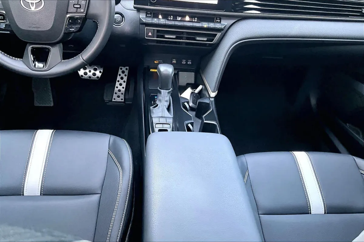 2025 Toyota Camry SE thumbnail 17