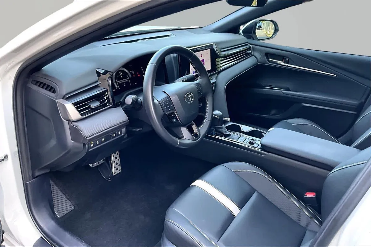 2025 Toyota Camry SE thumbnail 18