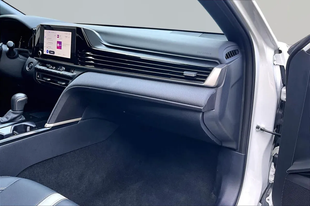 2025 Toyota Camry SE thumbnail 19