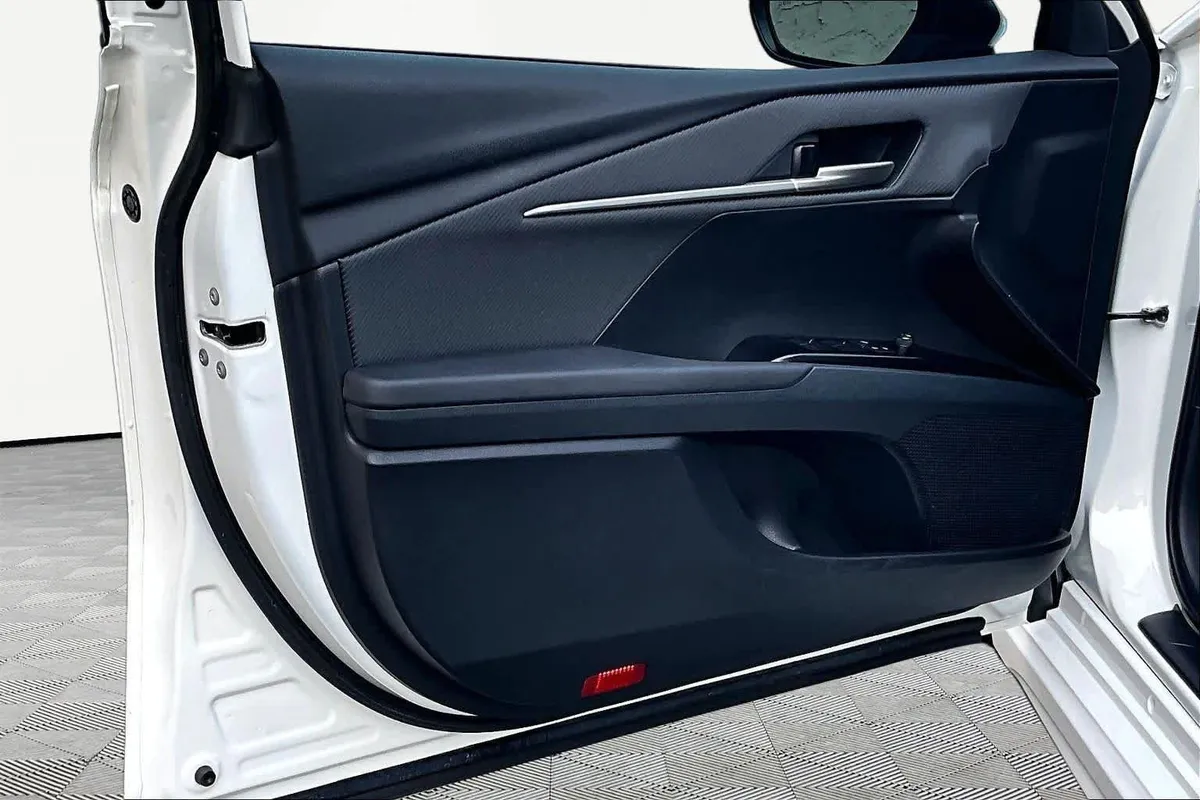 2025 Toyota Camry SE thumbnail 22
