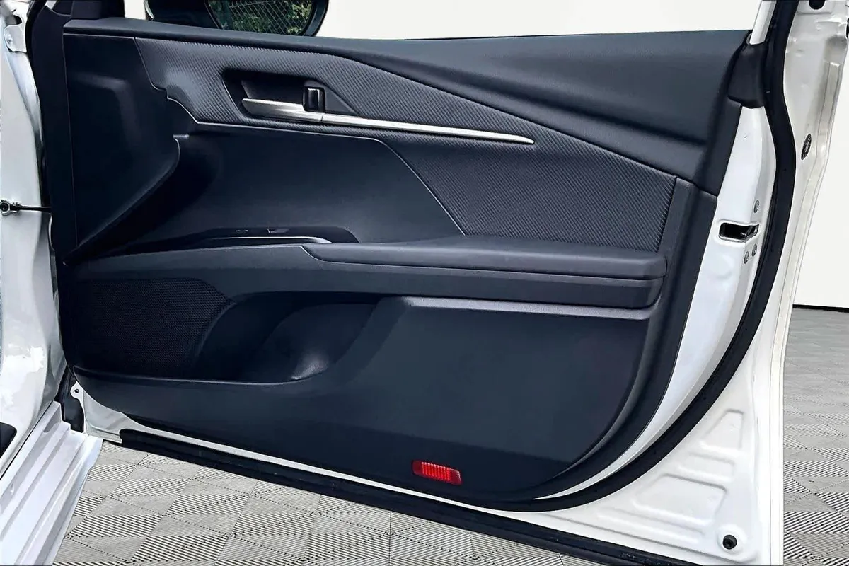 2025 Toyota Camry SE thumbnail 23