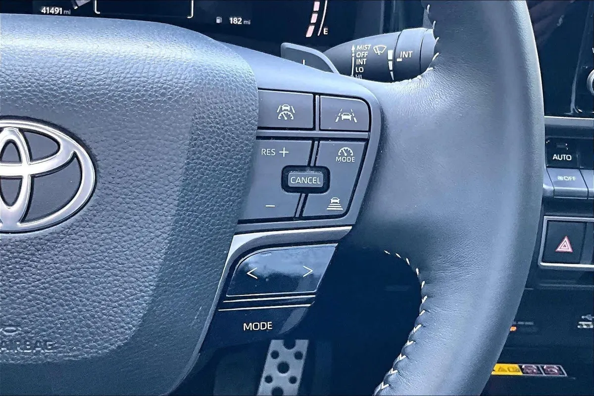 2025 Toyota Camry SE thumbnail 25