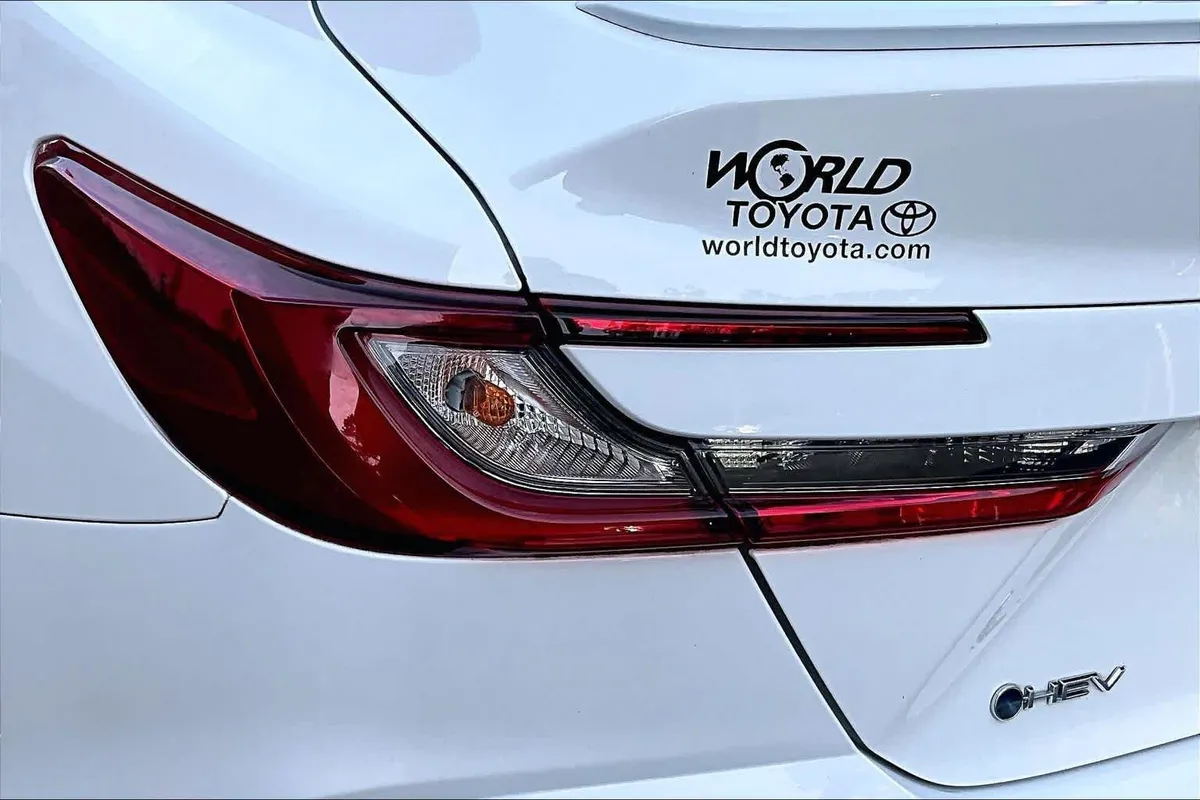 2025 Toyota Camry SE thumbnail 29
