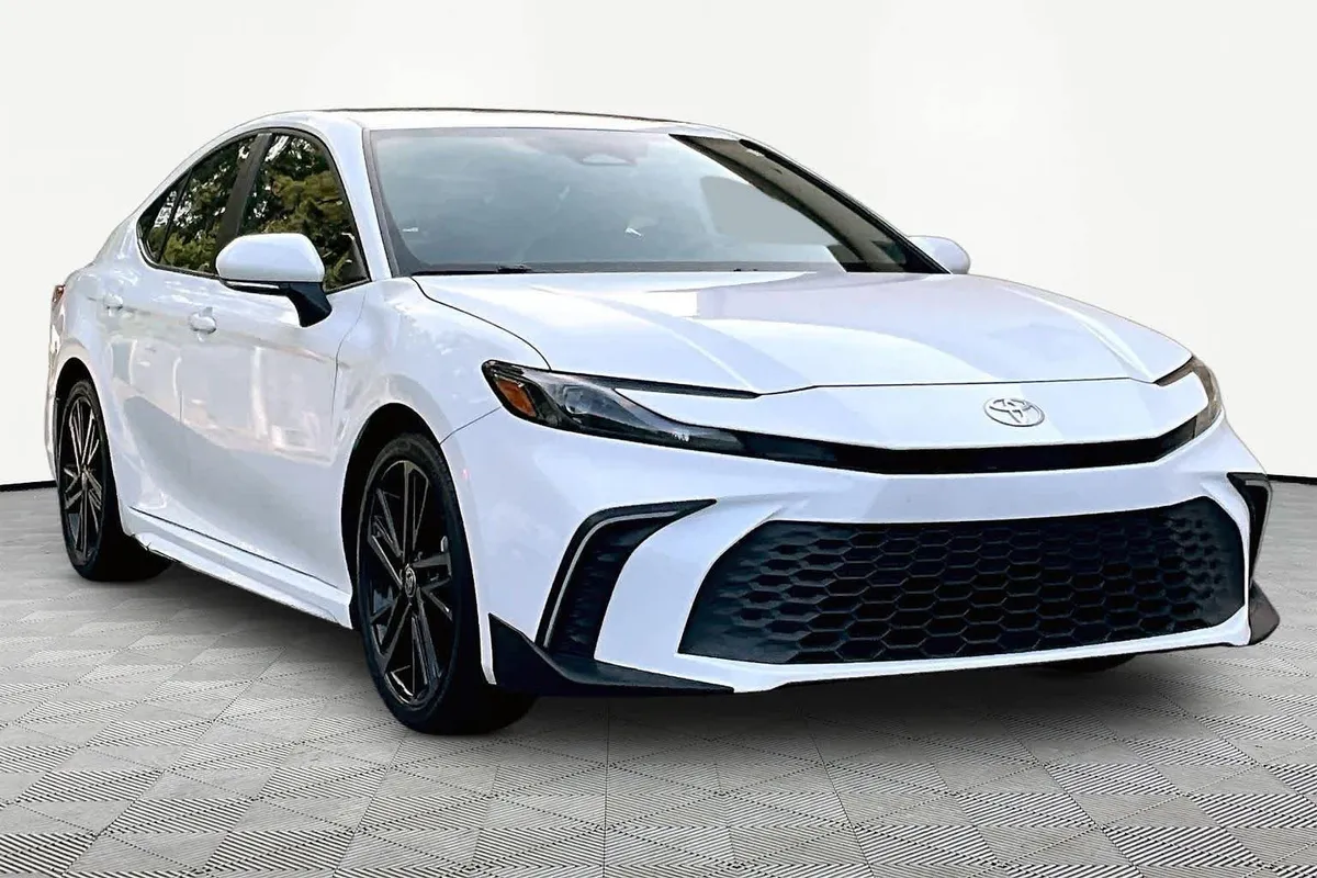 2025 Toyota Camry SE thumbnail 3