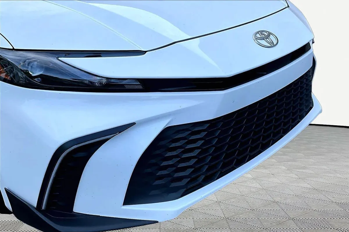 2025 Toyota Camry SE thumbnail 30