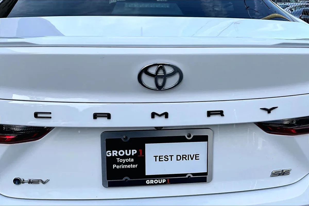 2025 Toyota Camry SE thumbnail 31