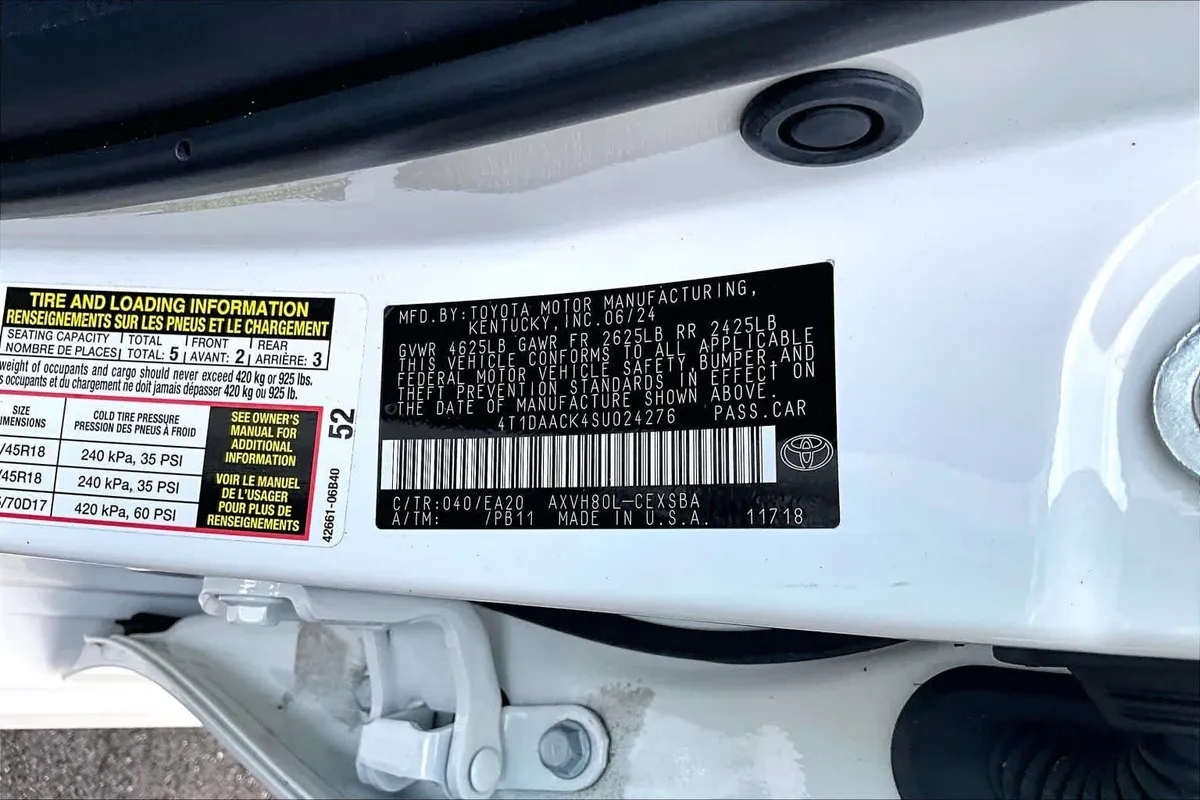 2025 Toyota Camry SE thumbnail 34