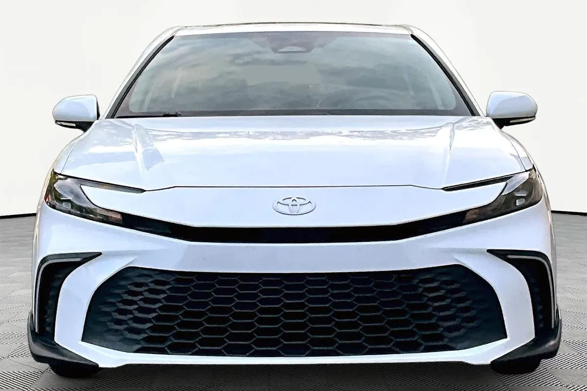 2025 Toyota Camry SE thumbnail 4