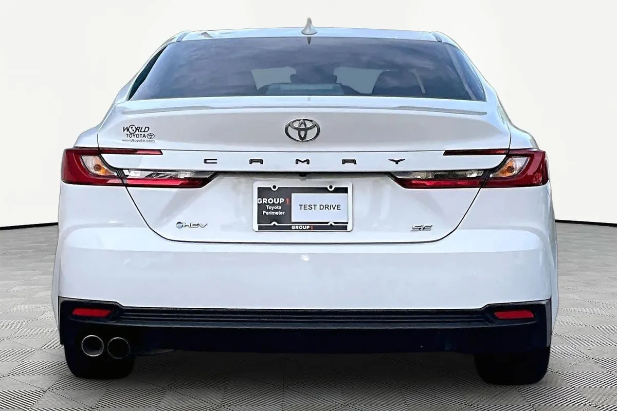 2025 Toyota Camry SE thumbnail 5
