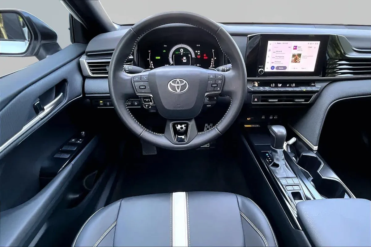 2025 Toyota Camry SE thumbnail 6