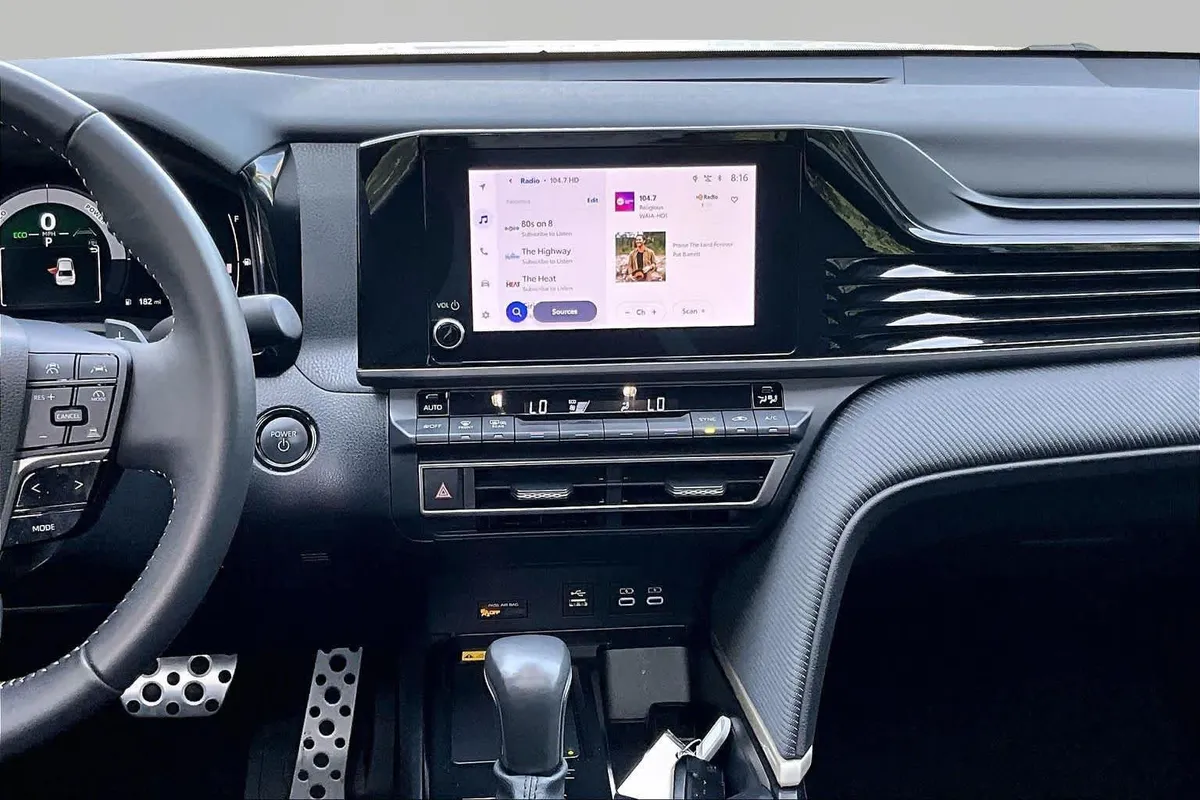 2025 Toyota Camry SE thumbnail 7