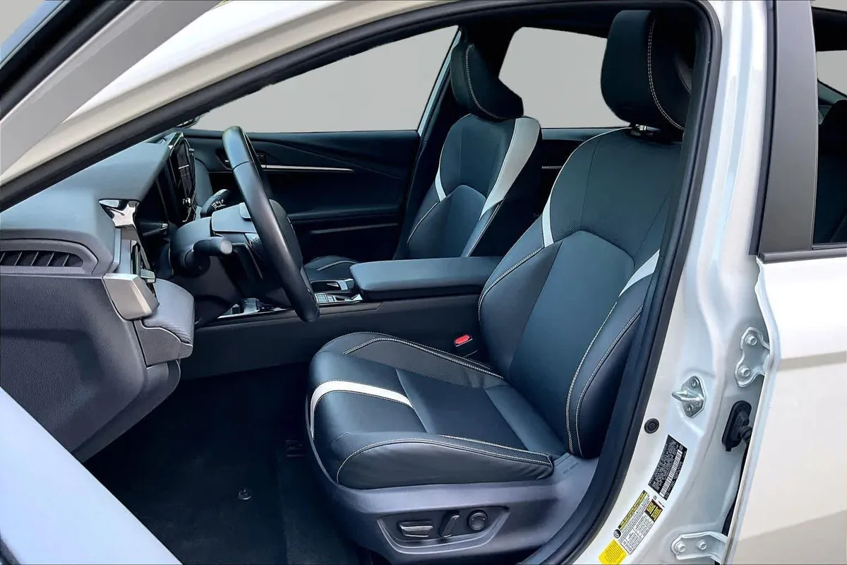 2025 Toyota Camry SE thumbnail 8