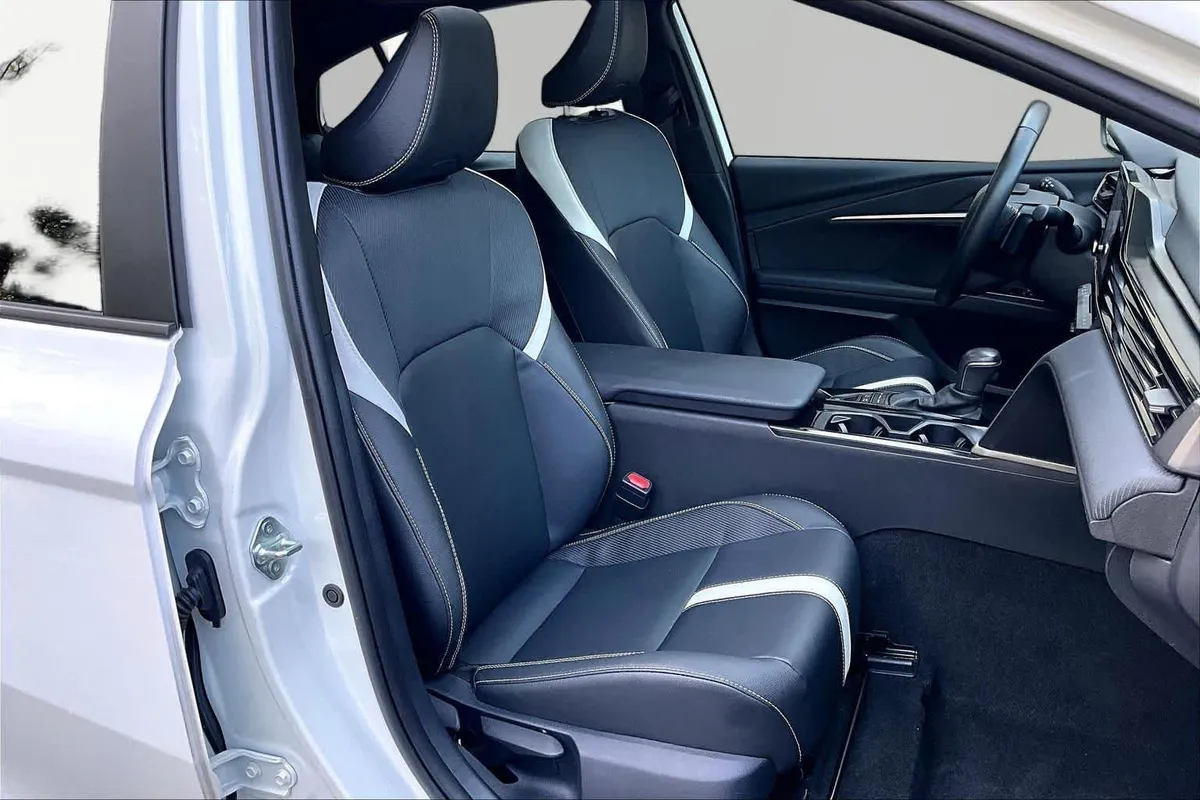2025 Toyota Camry SE thumbnail 9