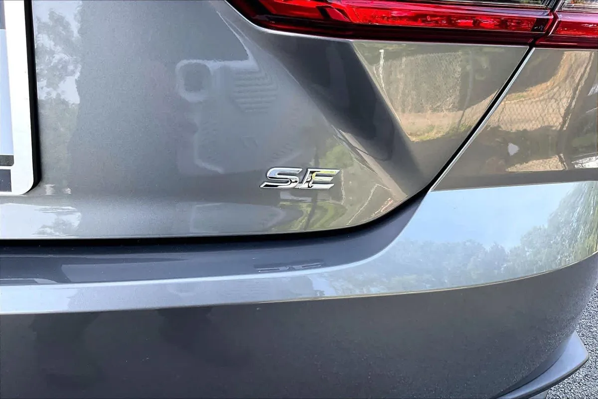 2025 Toyota Camry SE thumbnail 10
