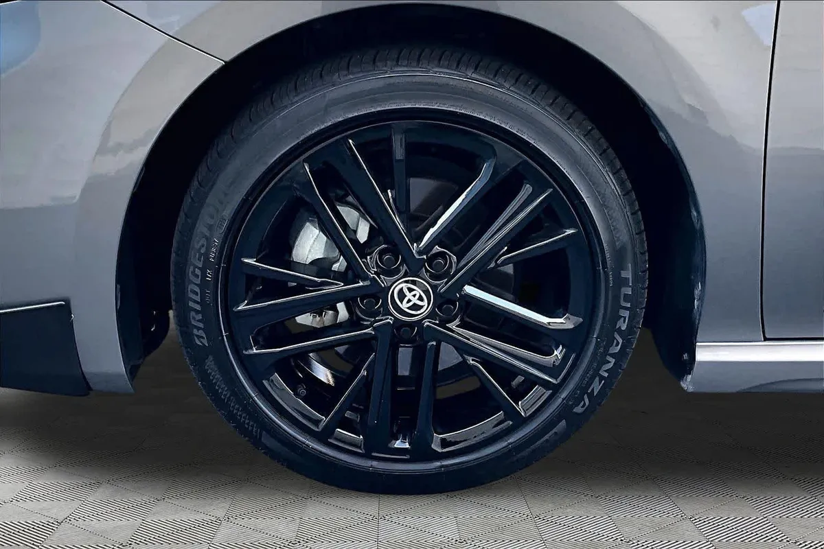 2025 Toyota Camry SE thumbnail 11