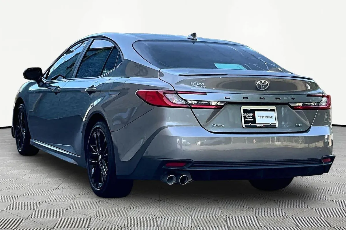 2025 Toyota Camry SE thumbnail 12
