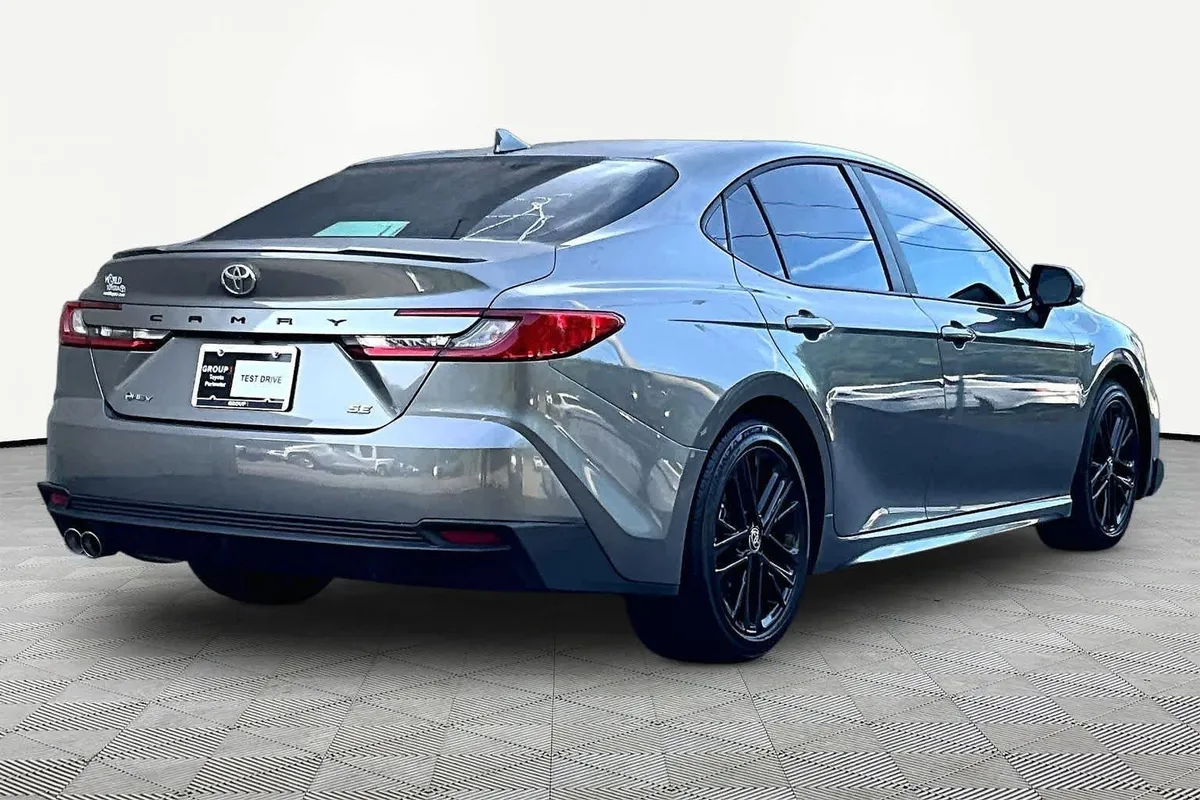 2025 Toyota Camry SE thumbnail 13