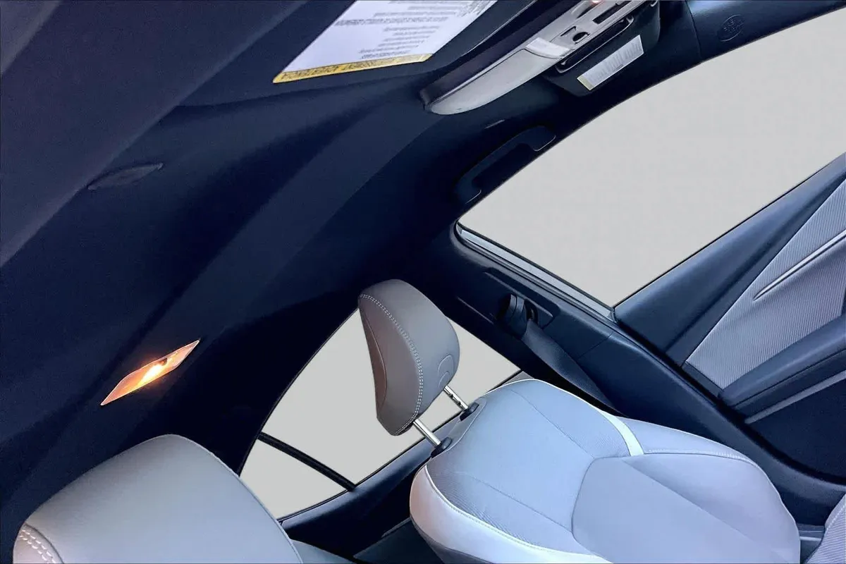 2025 Toyota Camry SE thumbnail 14