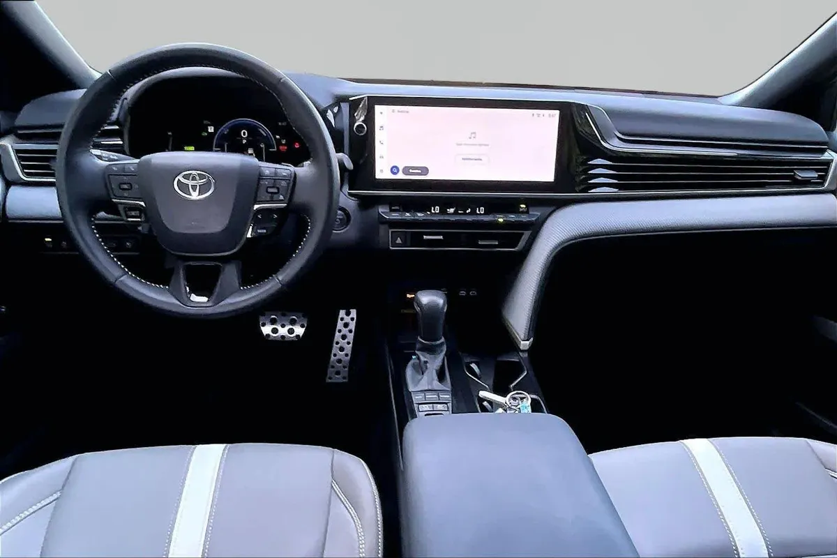 2025 Toyota Camry SE thumbnail 16
