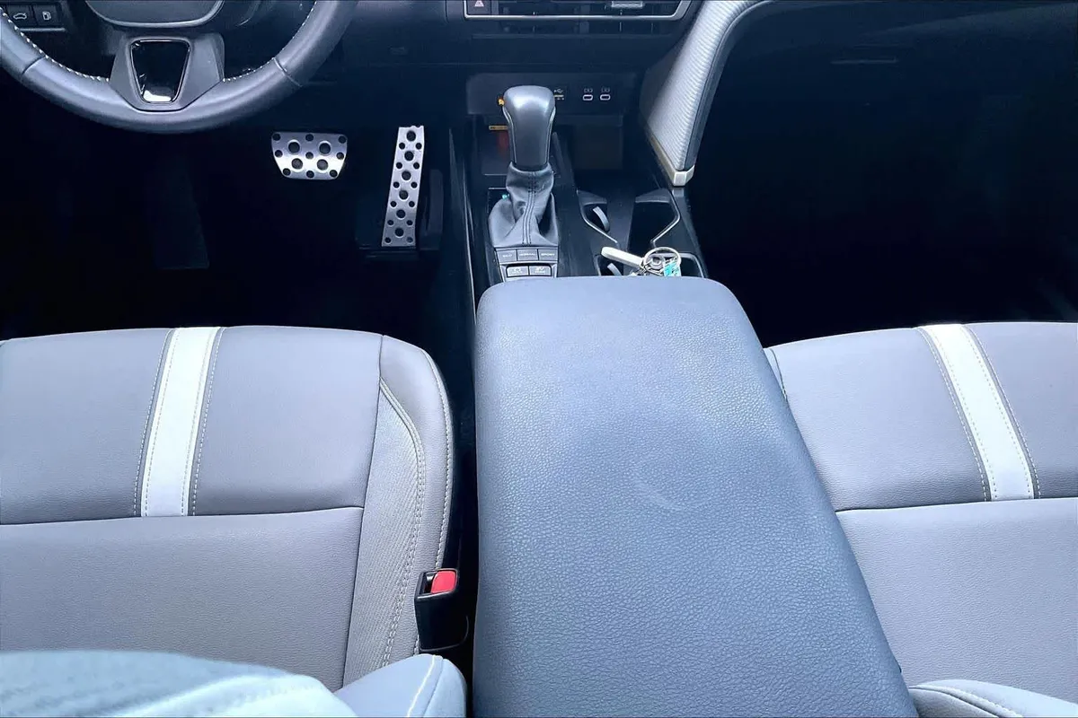 2025 Toyota Camry SE thumbnail 17
