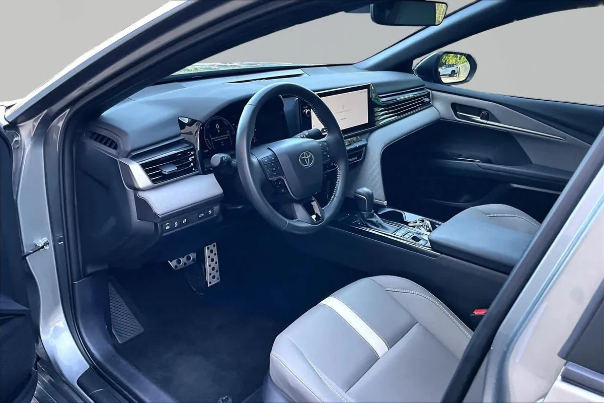 2025 Toyota Camry SE thumbnail 18