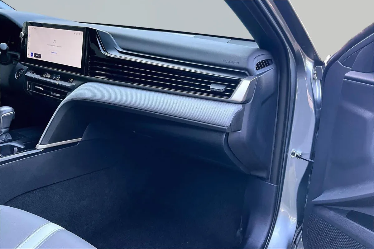 2025 Toyota Camry SE thumbnail 19