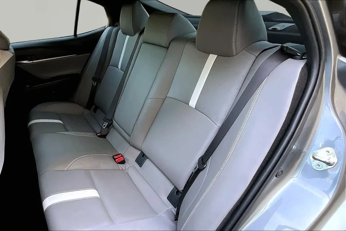 2025 Toyota Camry SE thumbnail 21