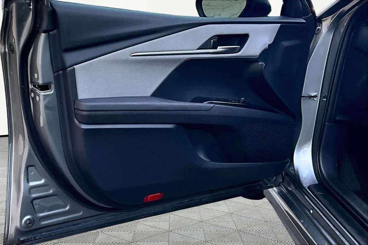 2025 Toyota Camry SE thumbnail 22