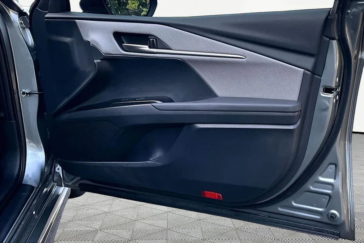 2025 Toyota Camry SE thumbnail 23