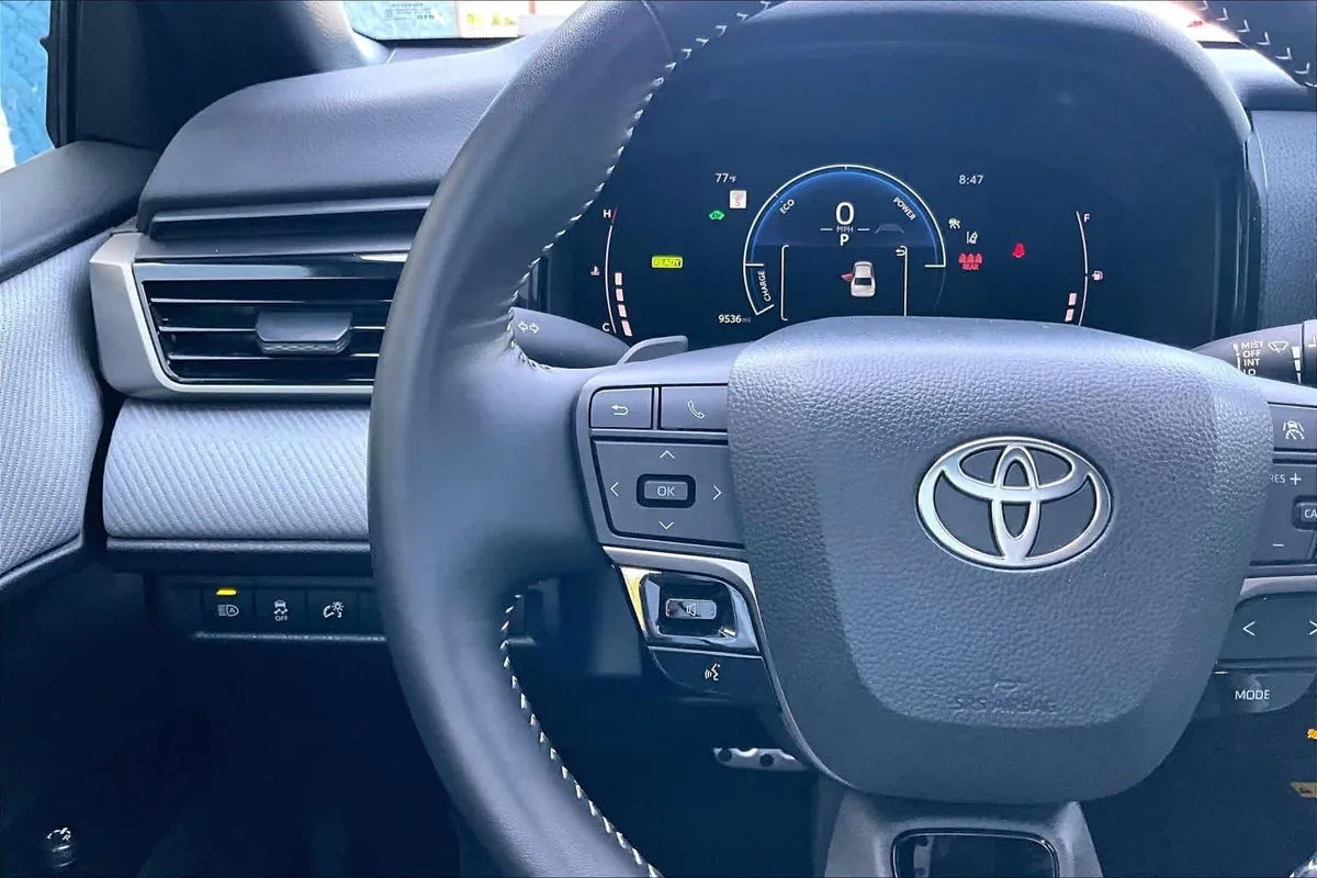 2025 Toyota Camry SE thumbnail 24