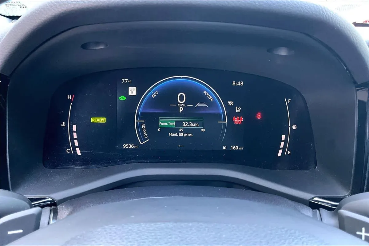 2025 Toyota Camry SE thumbnail 26